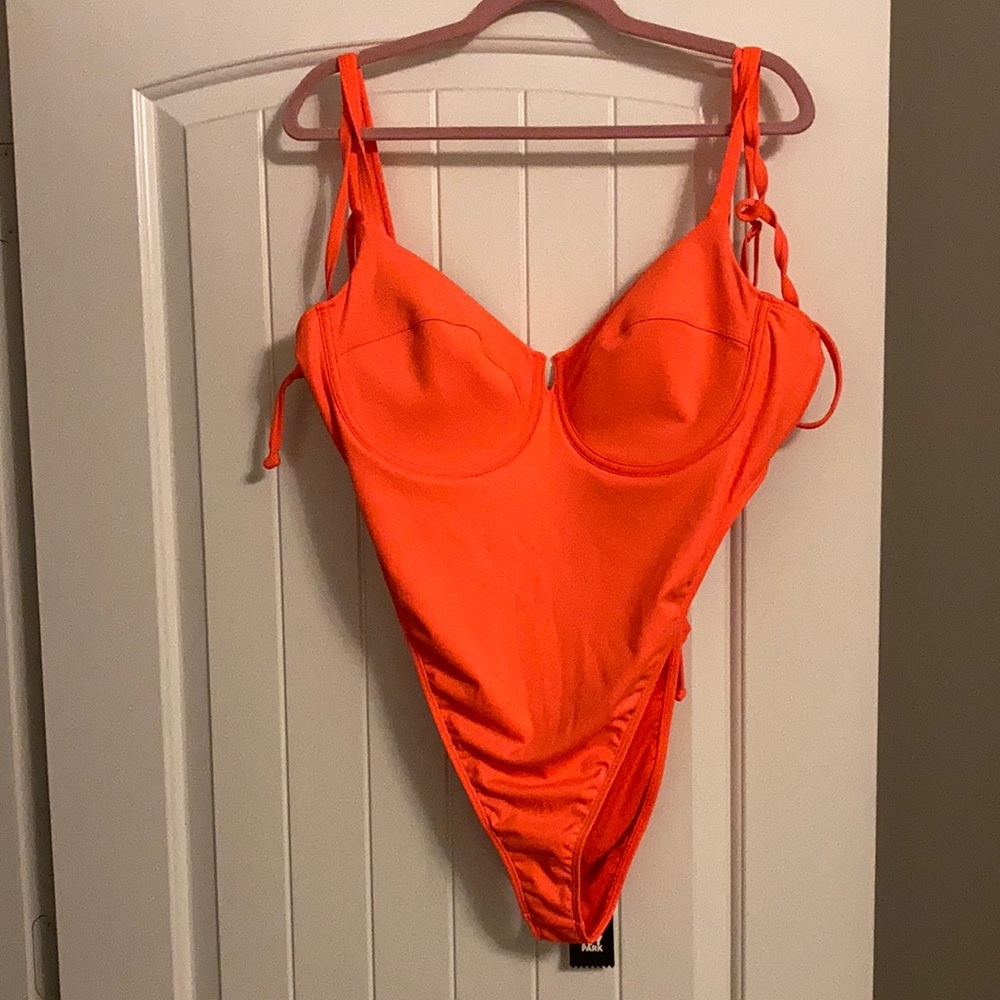 IVY PARK Swimsuit - Picture 3 of 9